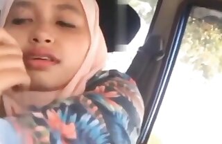 Jilbab ngentot di mobil